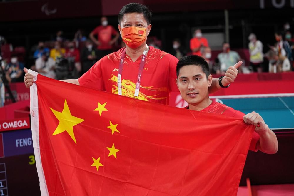 当时，嘉士伯成为了俱乐部的主要合作伙伴，并在利物浦球衣的胸前，占据了最为显眼的广告位。
